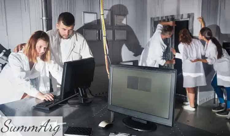 equipo preparando escape room