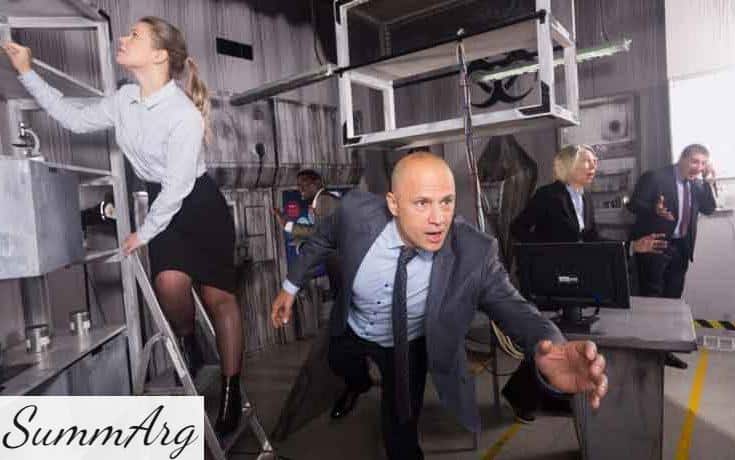 personas preparando escape room